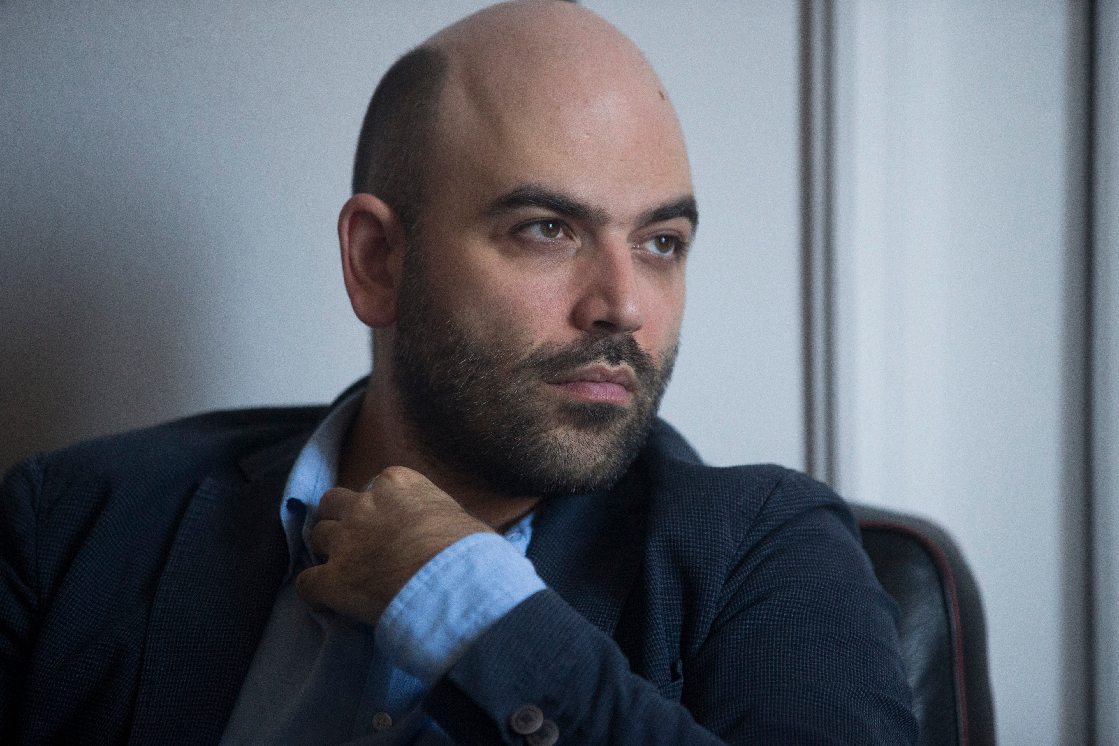 'Gomorrah' kitabının yazarı Roberto Saviano, kendisini tehdit eden mafya babasının cezasının açıklanmasının ardından gözyaşlarına boğuldu: "Hayatım çalındı."