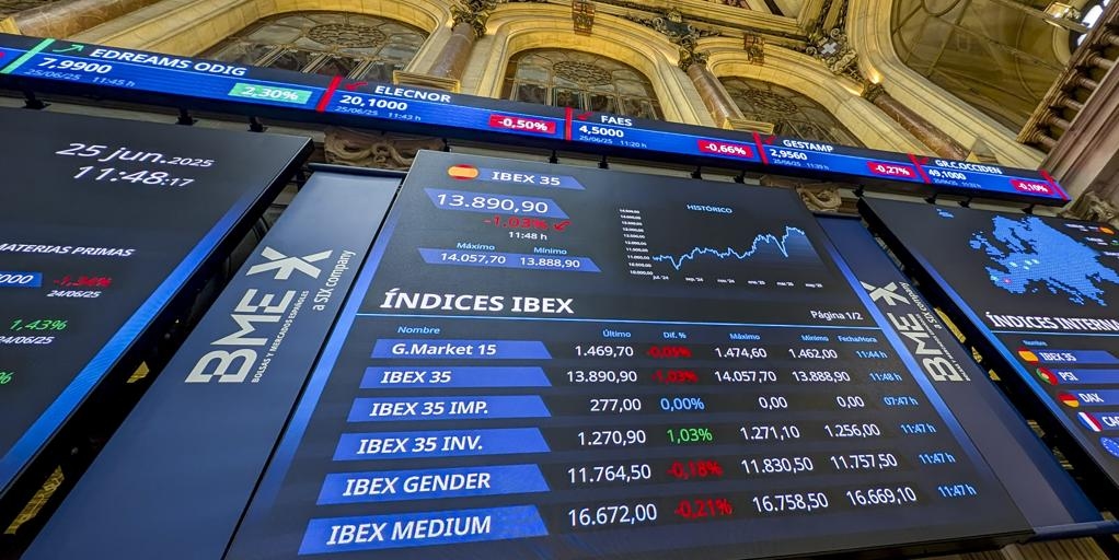 The Ibex 35 falls 1.59%, weighed down by the banking sector and Trump's threats.