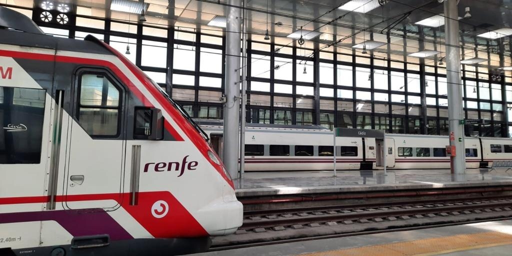 Un incendio en la vía obliga a interrumpir la circulación de alta velocidad entre Madrid, Valladolid y Gijón