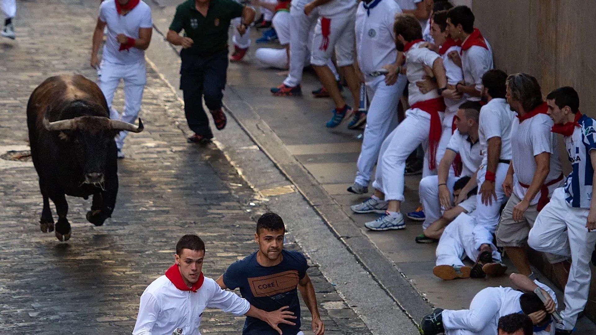 Prima corsa dei tori di San Fermín | I tori di Fuente Ymbro si scatenano a Santo Domingo, rivelando i punti deboli dei corridori in questo tratto.