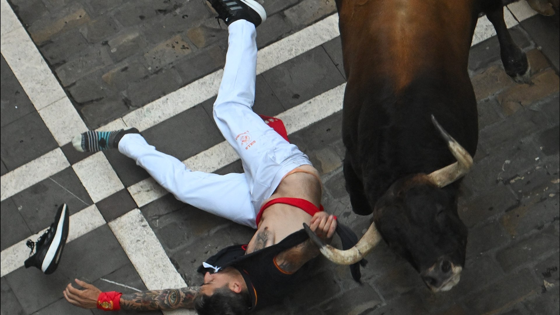 San Fermín boğalarının üçüncü koşusu | Álvaro Núñez'in ilk boğalarının koştuğu elektrikli boğada boynuzlu bir boğa