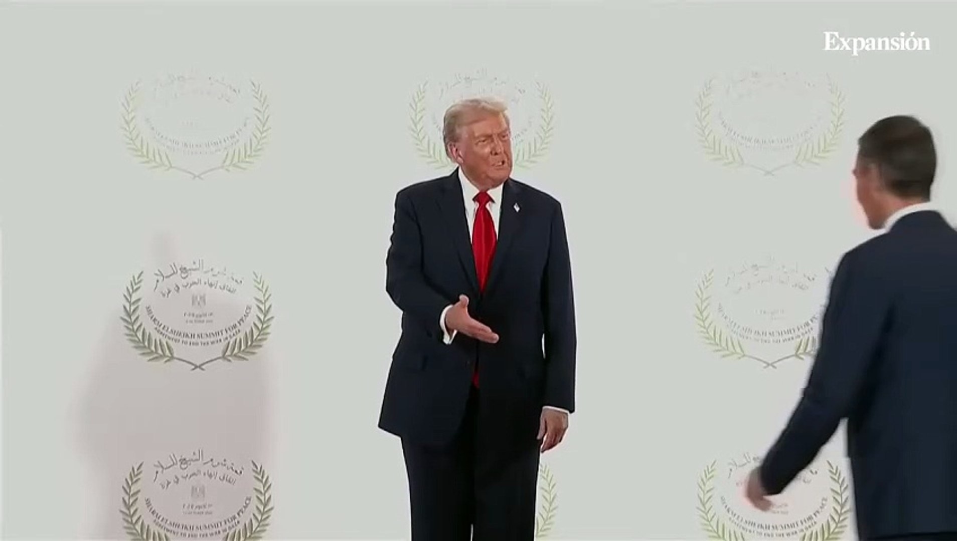 Trump serdecznie wita Sáncheza i zadaje mu pytania dotyczące wydatków na obronę.