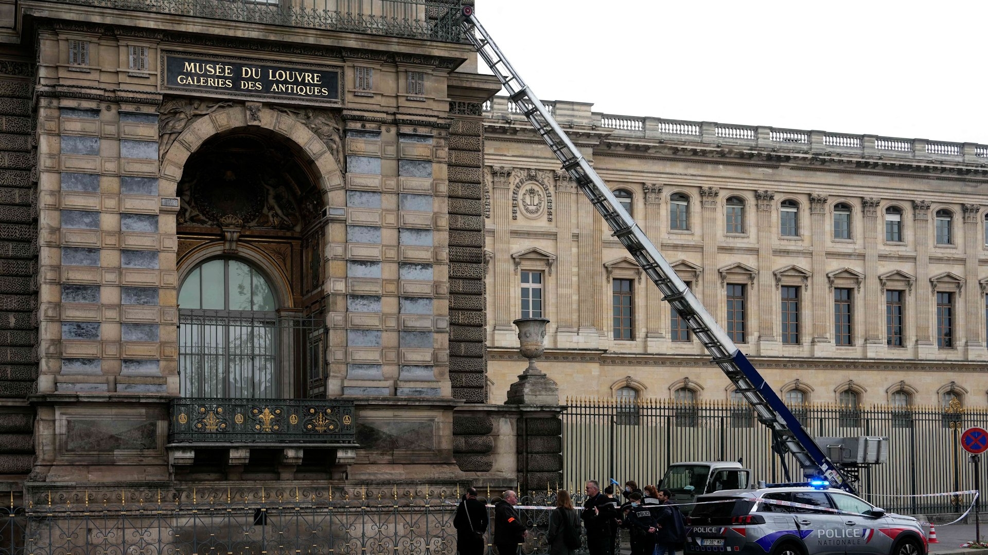 Los graves fallos de seguridad que permitieron el robo en el Louvre: "Hace un mes se apagó la alarma de una de las ventanas porque se activaba erróneamente"