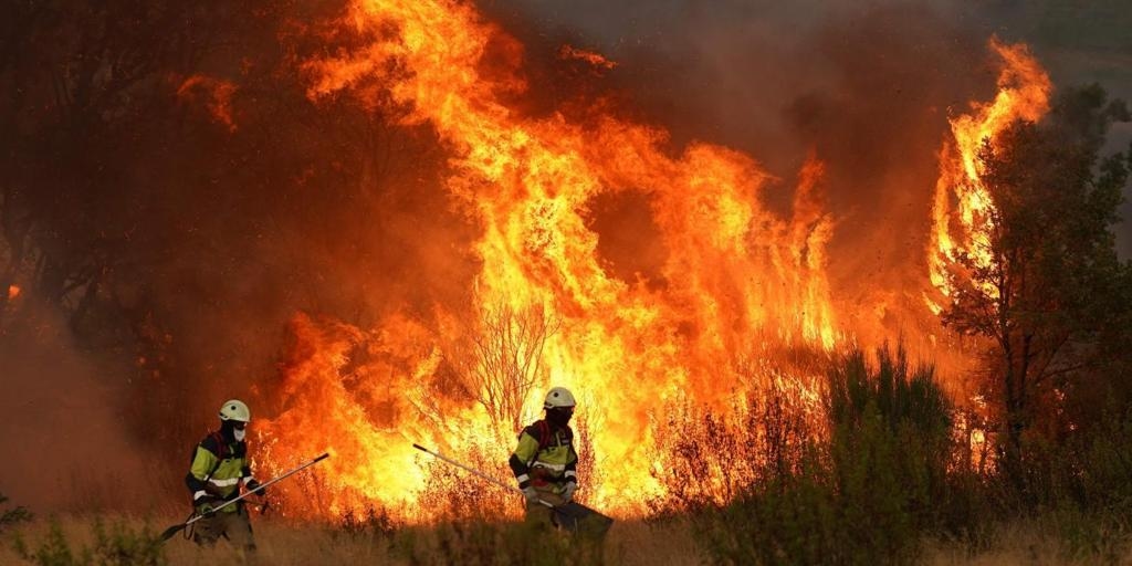 A volunteer helping fight the fires in León dies.