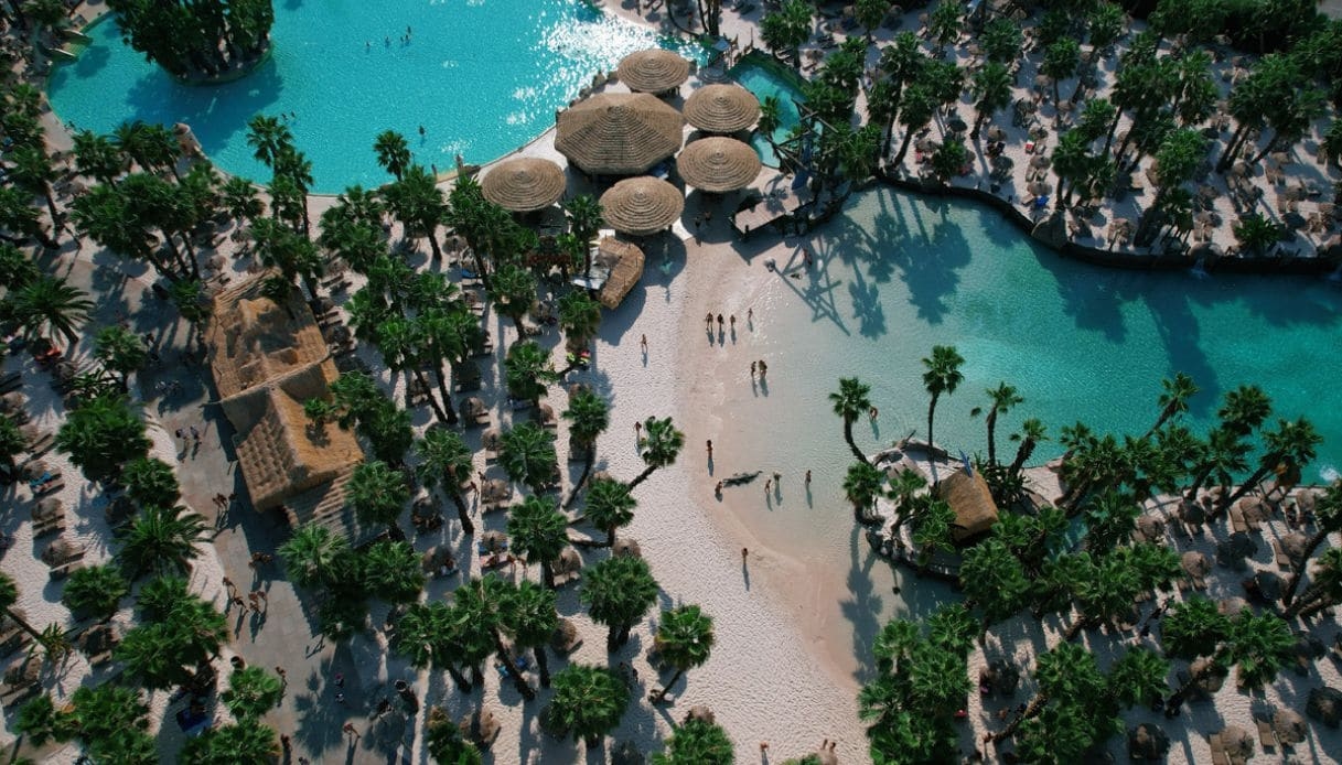 Summer in Water Parks: Adrenaline and Tropical Experiences