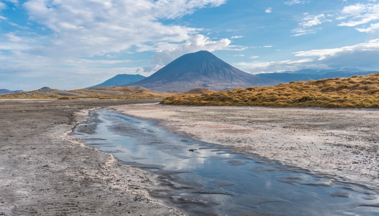 Ol Doinyo Lengai ist ein heiliger Vulkan, der schwarze Lava spuckt: ein Mysterium der Natur