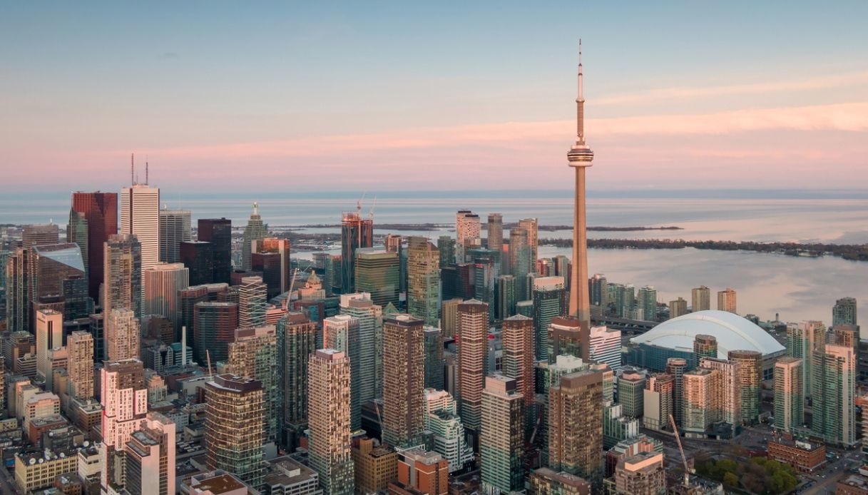 CN Tower in Toronto, ein Meisterwerk der Ingenieurskunst, das es zu entdecken gilt