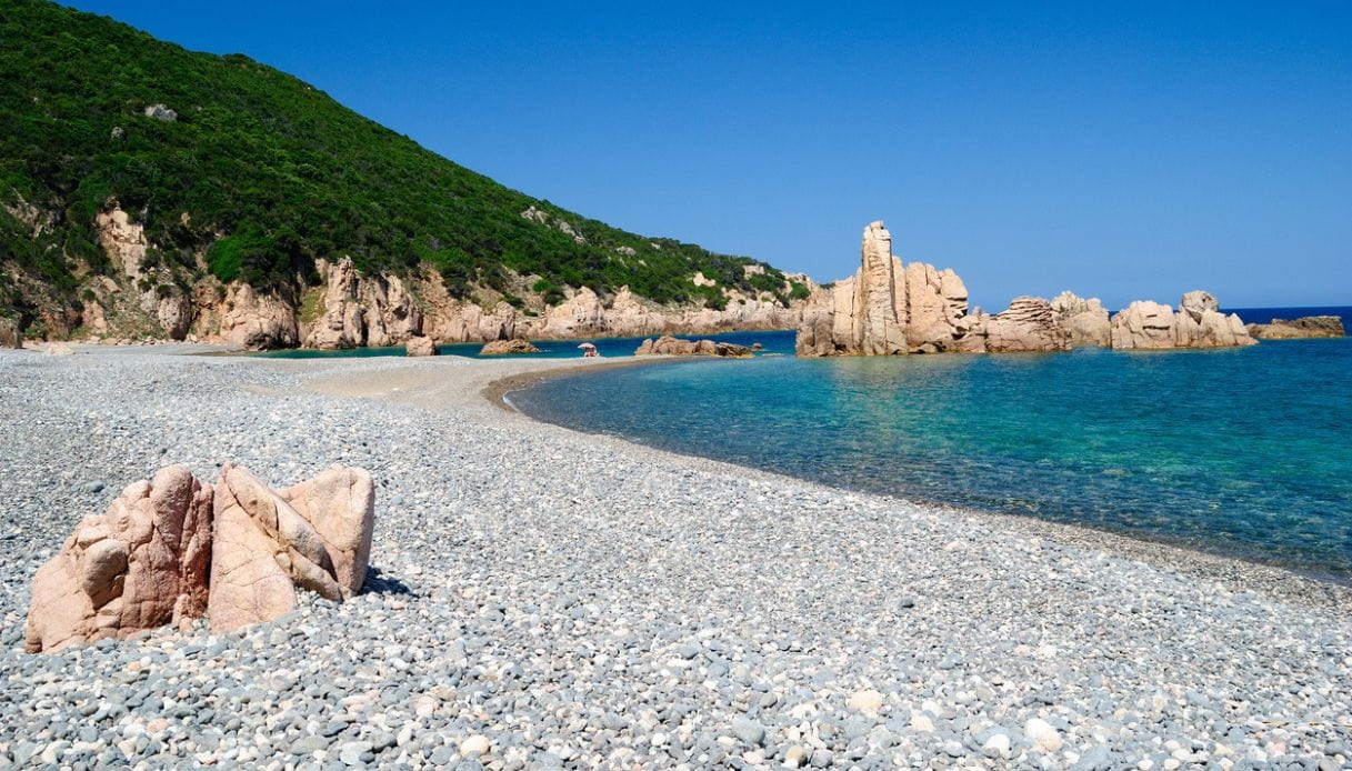 Cennetin gizli bir köşesi: Cala Tinnari'ye hoş geldiniz