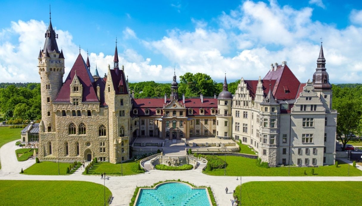 Castillo de Moszna, la fortaleza encantada con 99 torres y 365 habitaciones