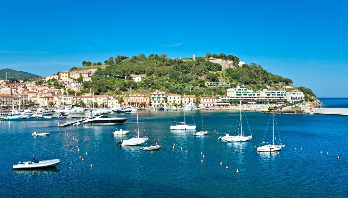 Qué ver en Porto Azzurro, el pueblo de ensueño de Elba perfecto para el verano