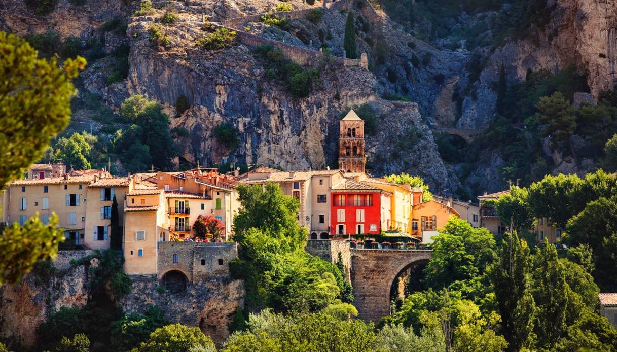 Moustiers-Sainte-Marie, a aldeia suspensa entre o céu e as rochas
