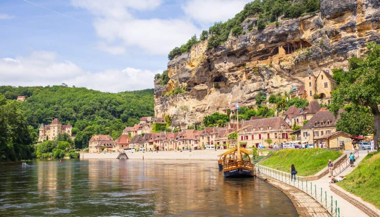 La Roque-Gageac, il villaggio incantato sospeso tra fiume e roccia