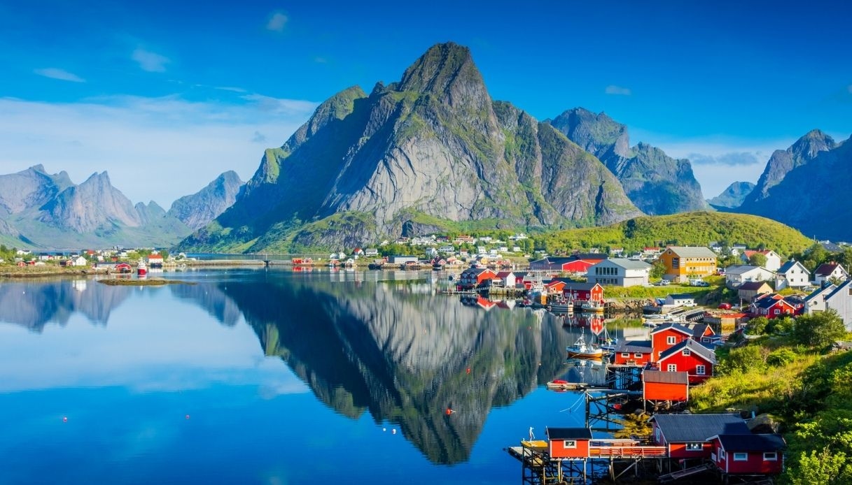 Hamnøy, the enchanted village where the mountains meet the sea