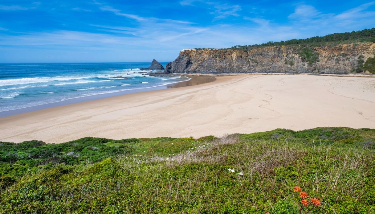 Descubriendo la Praia de Odeceixe, donde el río abraza el mar