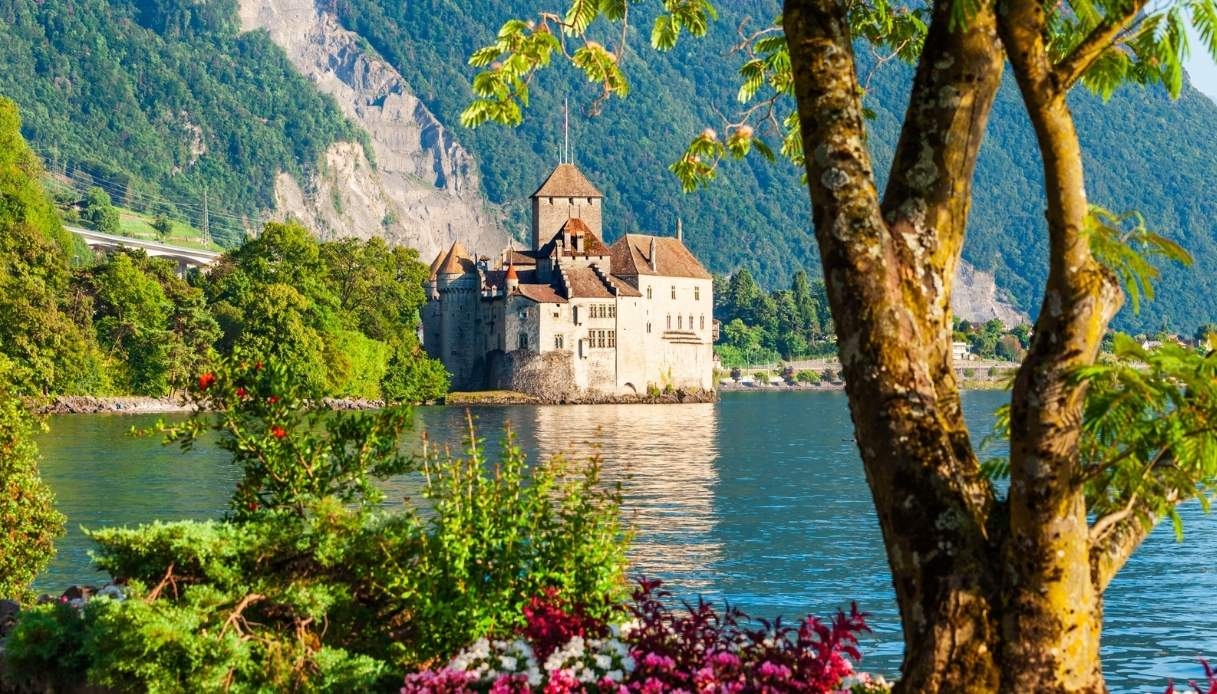 Das Schloss Chillon steht auf einer Insel mit Blick auf den See und birgt tausend mittelalterliche Geschichten.