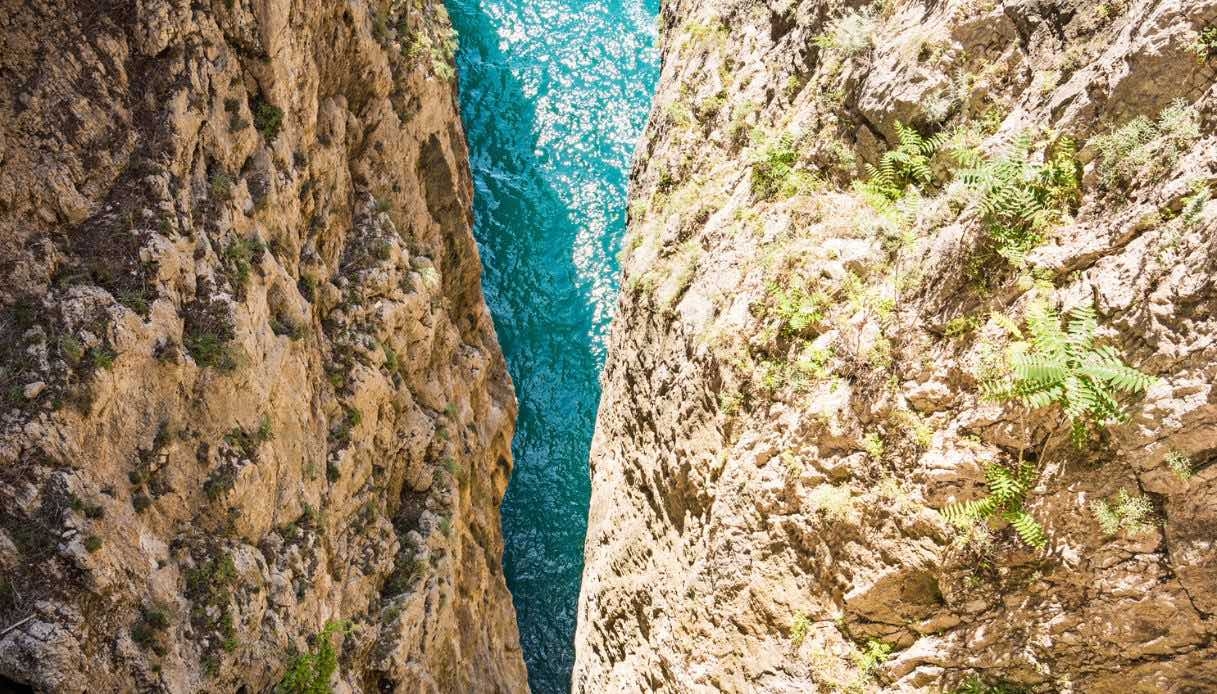 La Gruta del Turco y la Montaña Spaccata, uno de los sitios más sorprendentes de Italia, vuelven a abrir sus puertas.