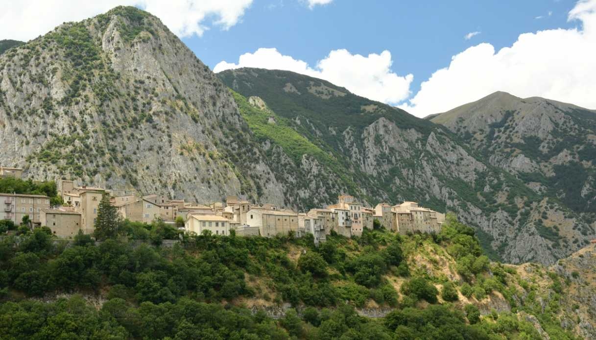 Castrovalva, das von Escher gemalte Abruzzendorf