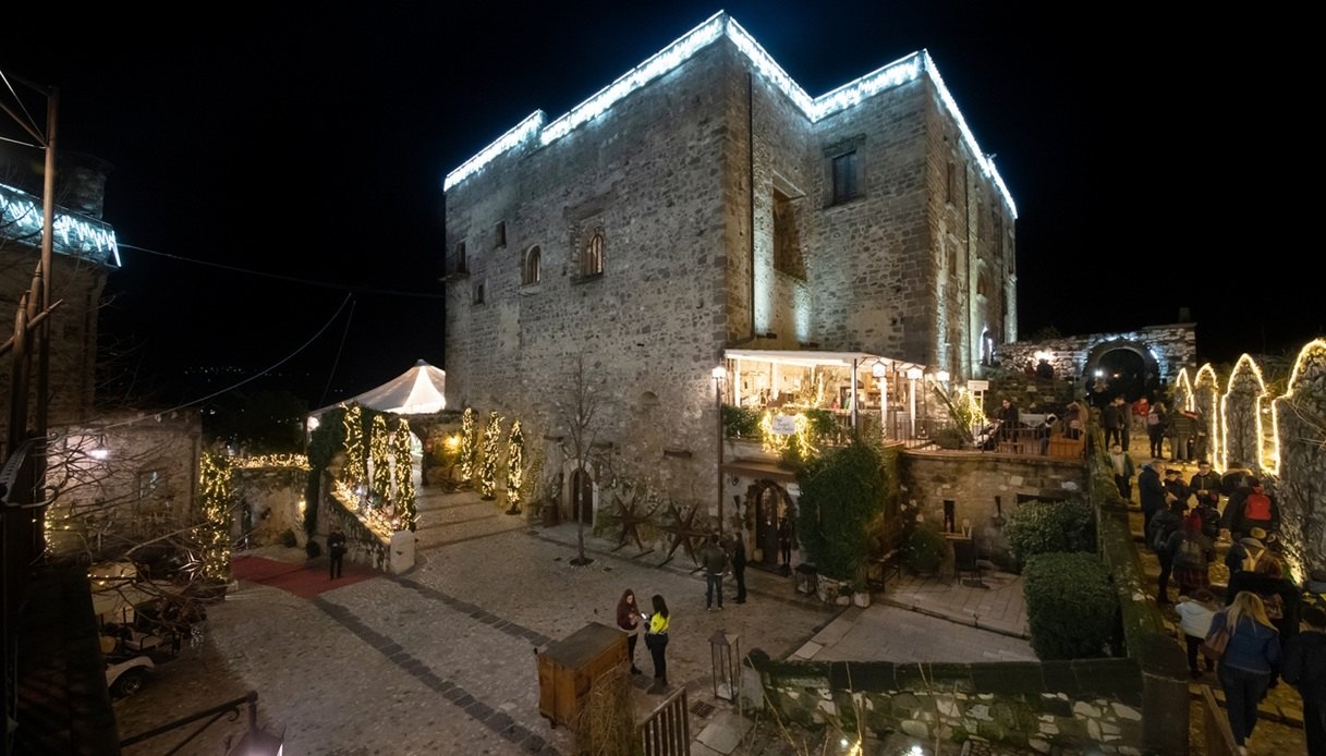 Limatola Castle, the wonderful manor that transforms into a fairytale at Christmas