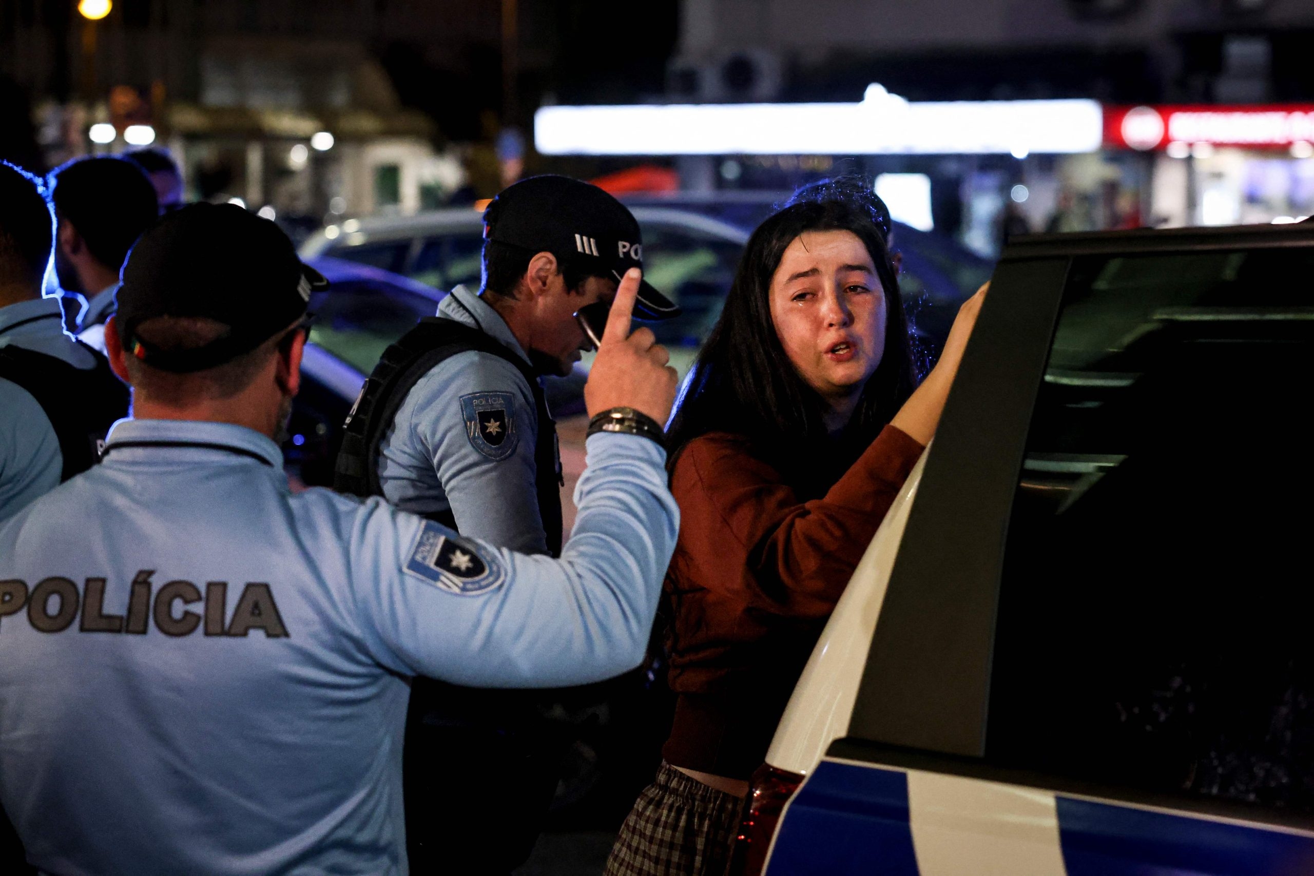 Jonge activisten met geweld verwijderd bij de ingang van het AD-hoofdkwartier