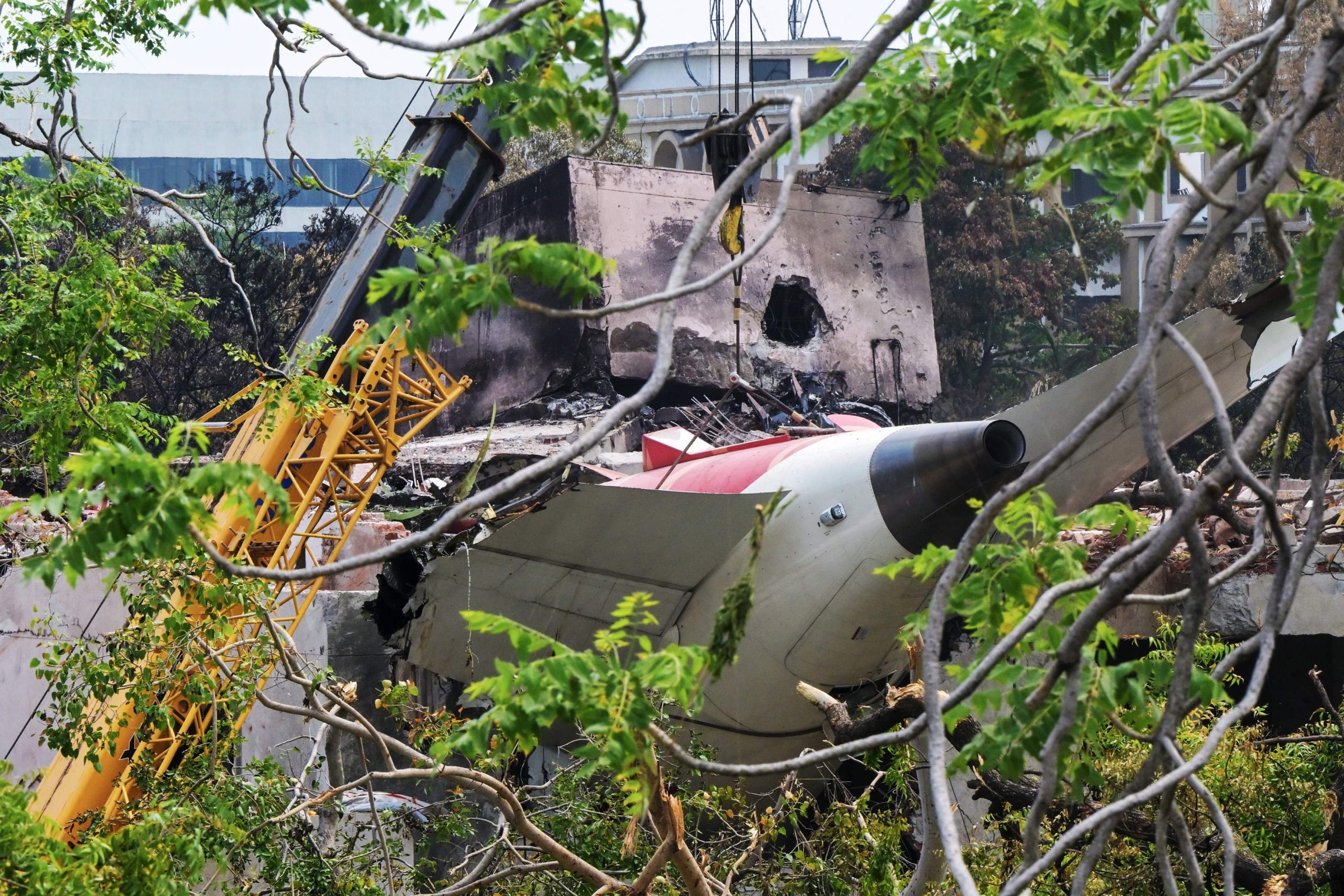 El número de muertos en el accidente aéreo en India asciende a 279