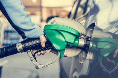 Lunedì calano i prezzi di benzina e gasolio
