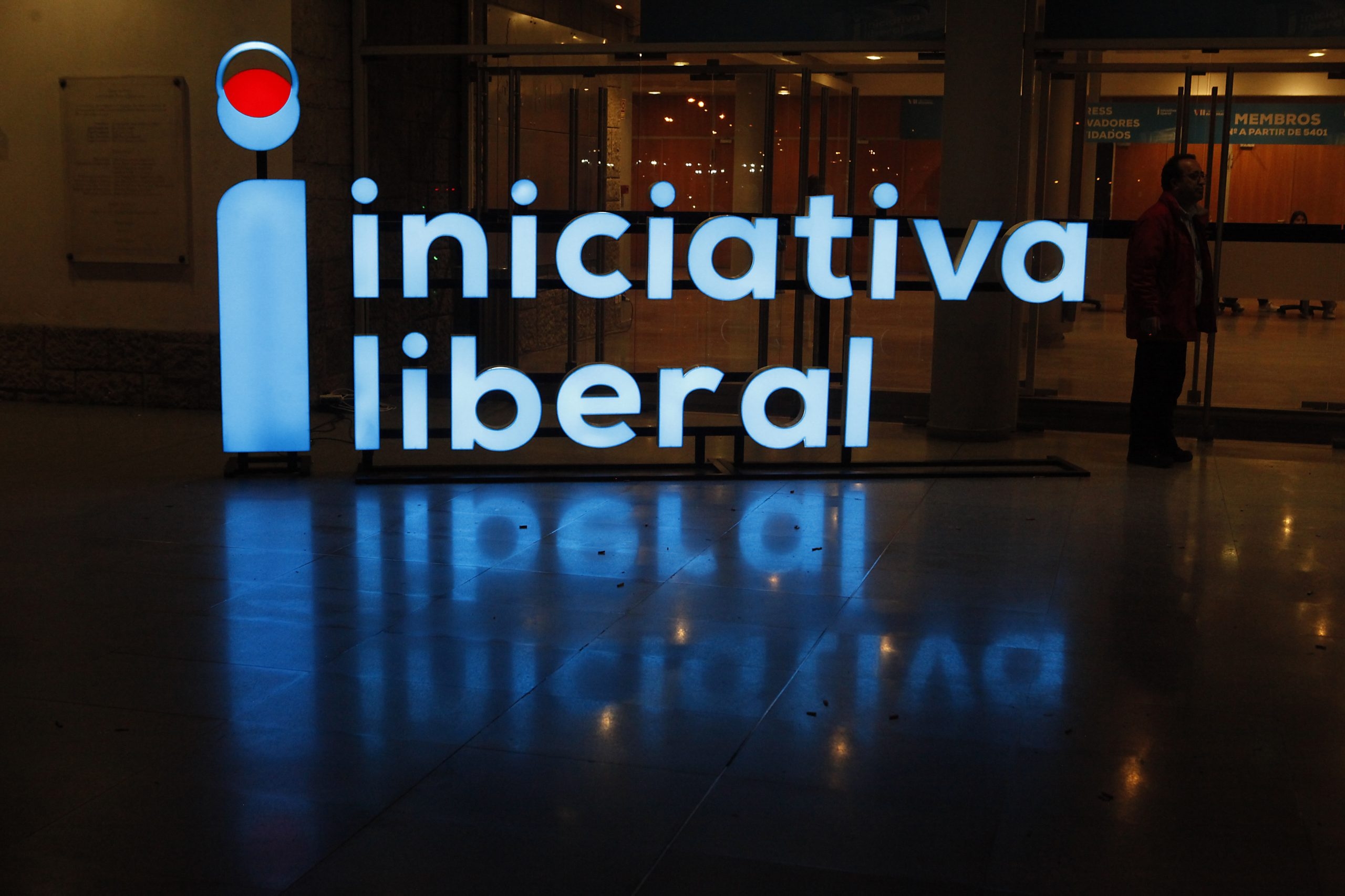 Iniciativa Liberal. Los concejales se reúnen en un clima de presión.
