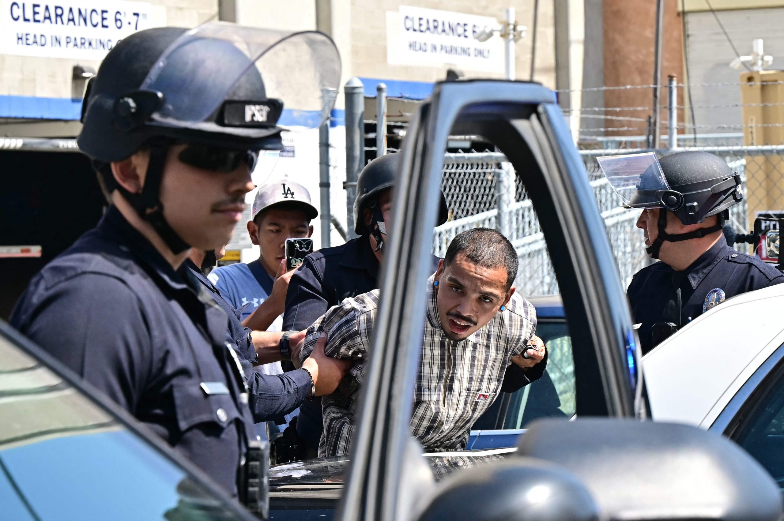 Los Angeles'ta sokağa çıkma yasağı sonrası onlarca kişi tutuklandı