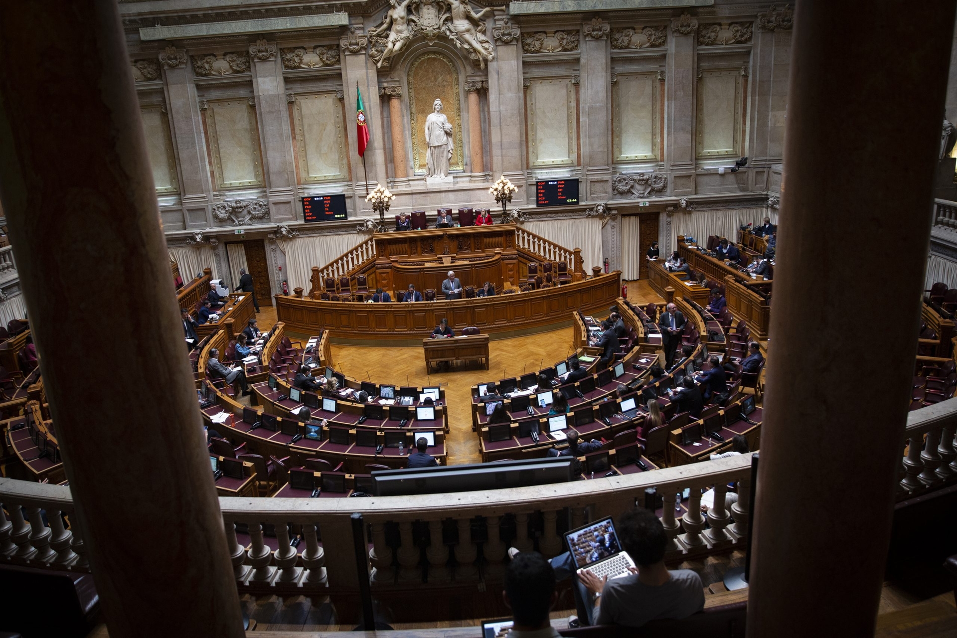 Parlamento vota hoje alterações à lei de estrangeiros e nova unidade na PSP