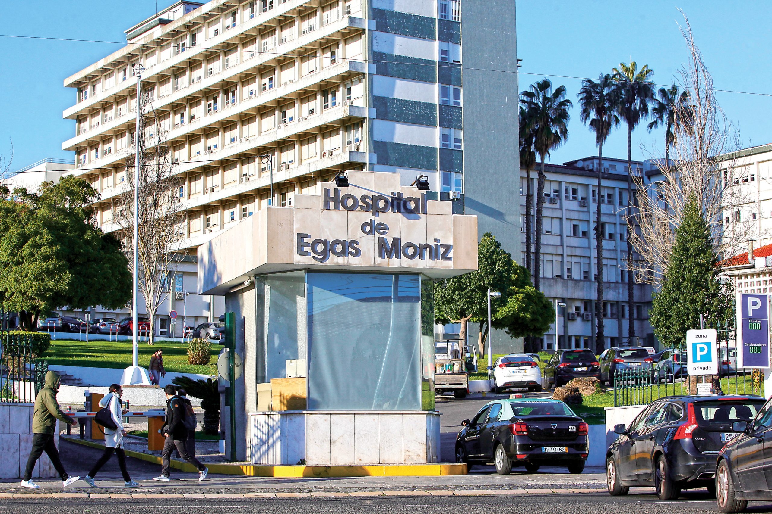 Ministra acompanha situação no Egas Moniz