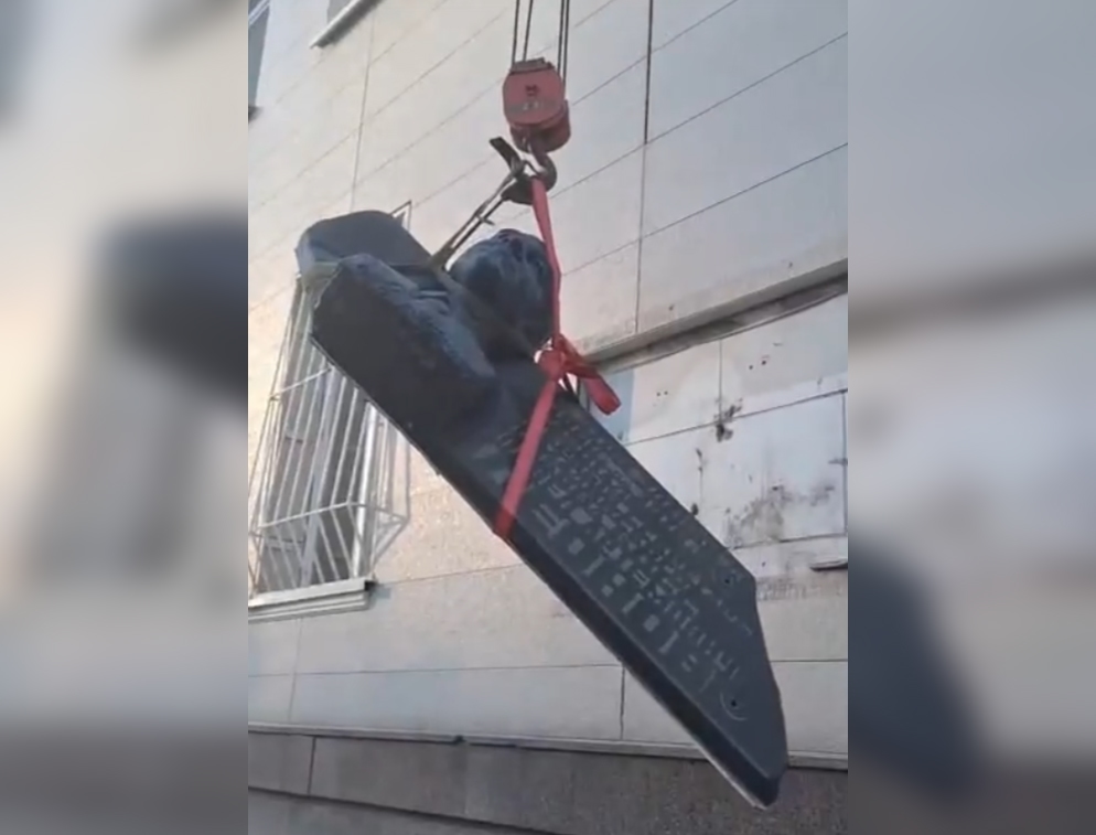 Со здания облсуда в Южно-Сахалинске сняли барельеф бывшего руководителя области Павла Леонова
