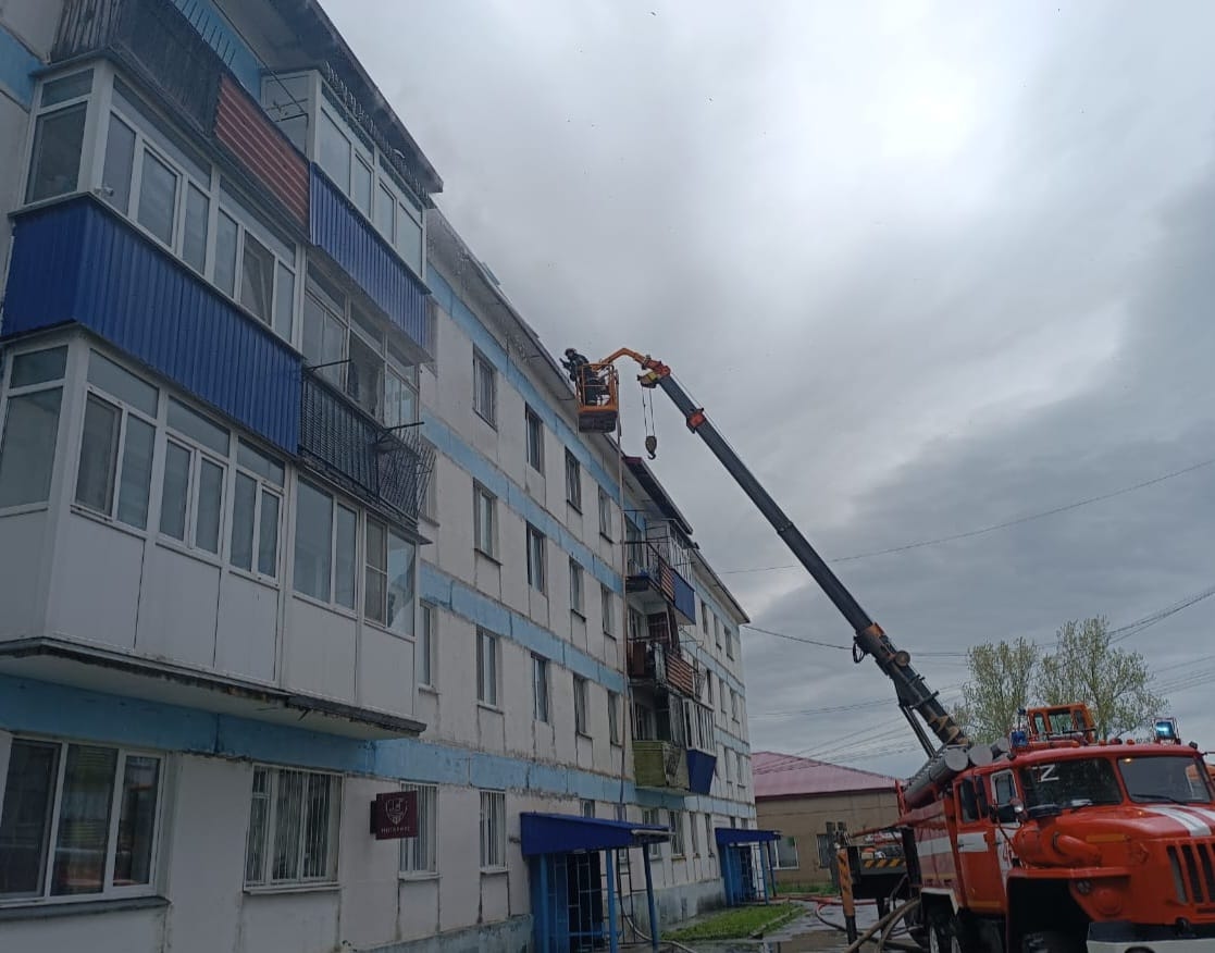 O telhado danificado pelo fogo de um prédio de apartamentos em Aleksandrovsk-Sakhalinsky está sendo preparado para reparos