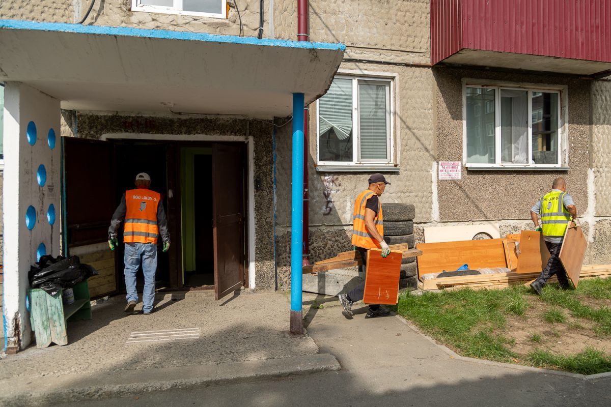 A Yuzhno-Sakhalinsk si intensificano i lavori di sgombero e riparazione dei seminterrati degli edifici residenziali