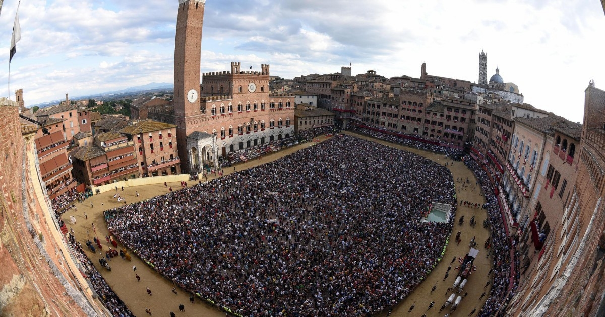 "De Palio di Siena? Het is geen stadiongeweld, het is iets heel anders. Na de race gaan we naar de graven op het kerkhof, waar de levenden feestvieren met de doden." Maurizio Bianchini onthult de geheimen van de wedstrijd.