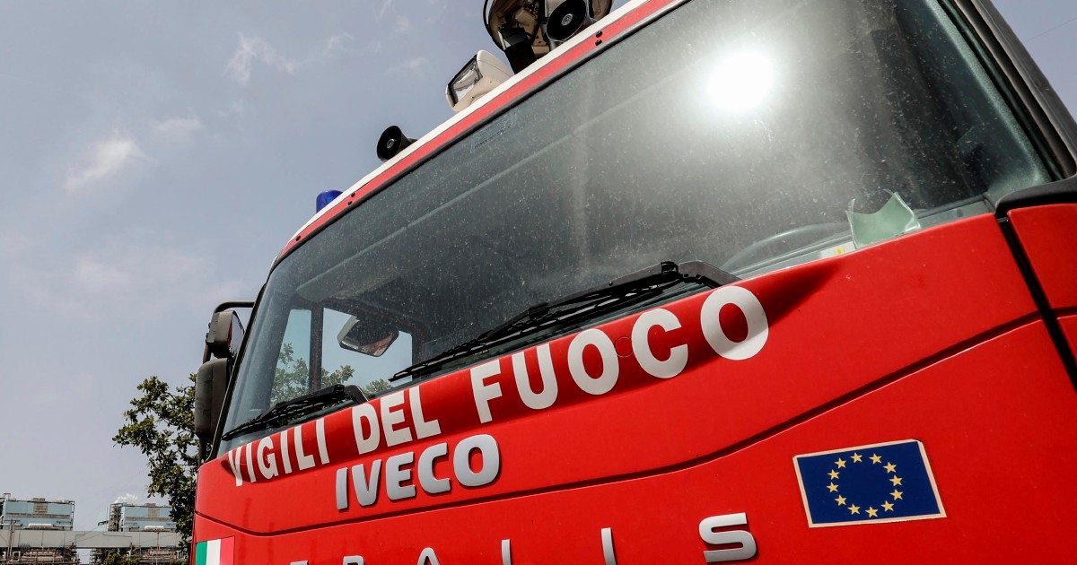 Trois voitures prennent feu : à l'intérieur de l'une d'elles se trouve le corps carbonisé d'un pompier. Mystère autour de l'incendie de Sesto San Giovanni.