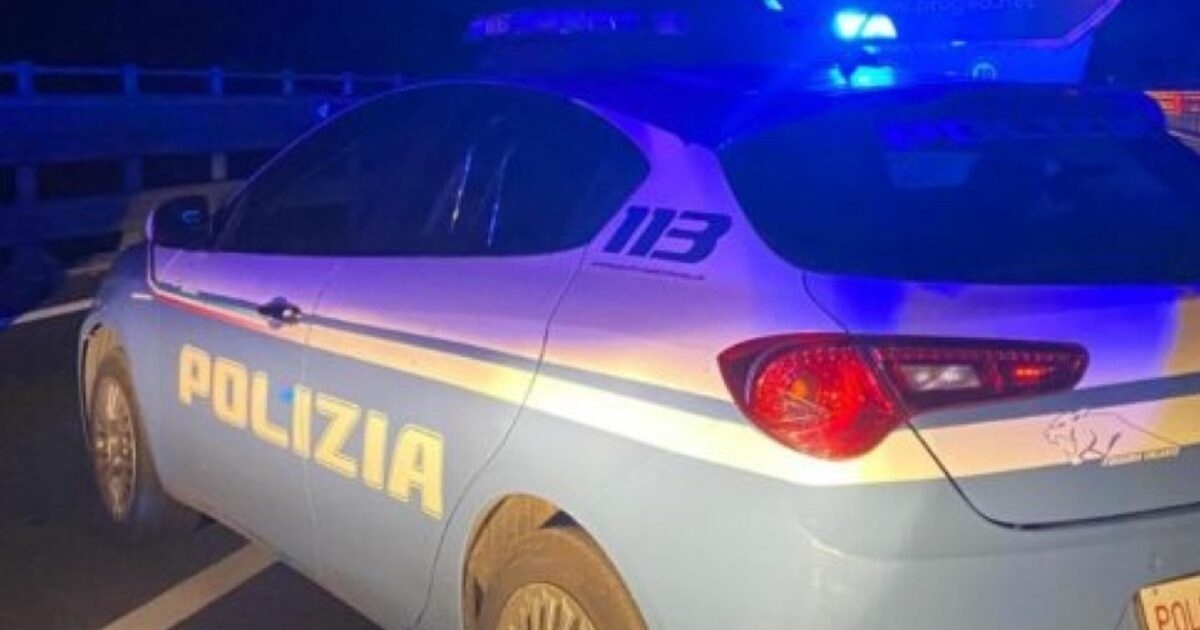 Milão, mulher encontrada morta em carro na via Valtellina: ela tinha entre 35 e 40 anos