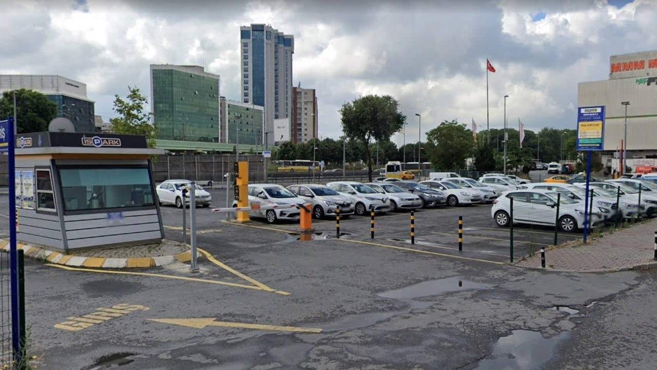 Gmina AKP skupia się na parkingu