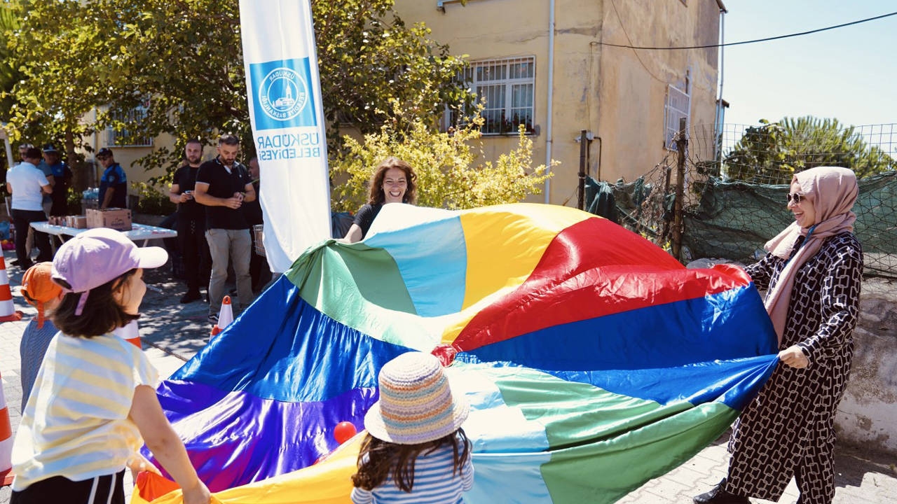 Kinder spielen in den Straßen von Üsküdar