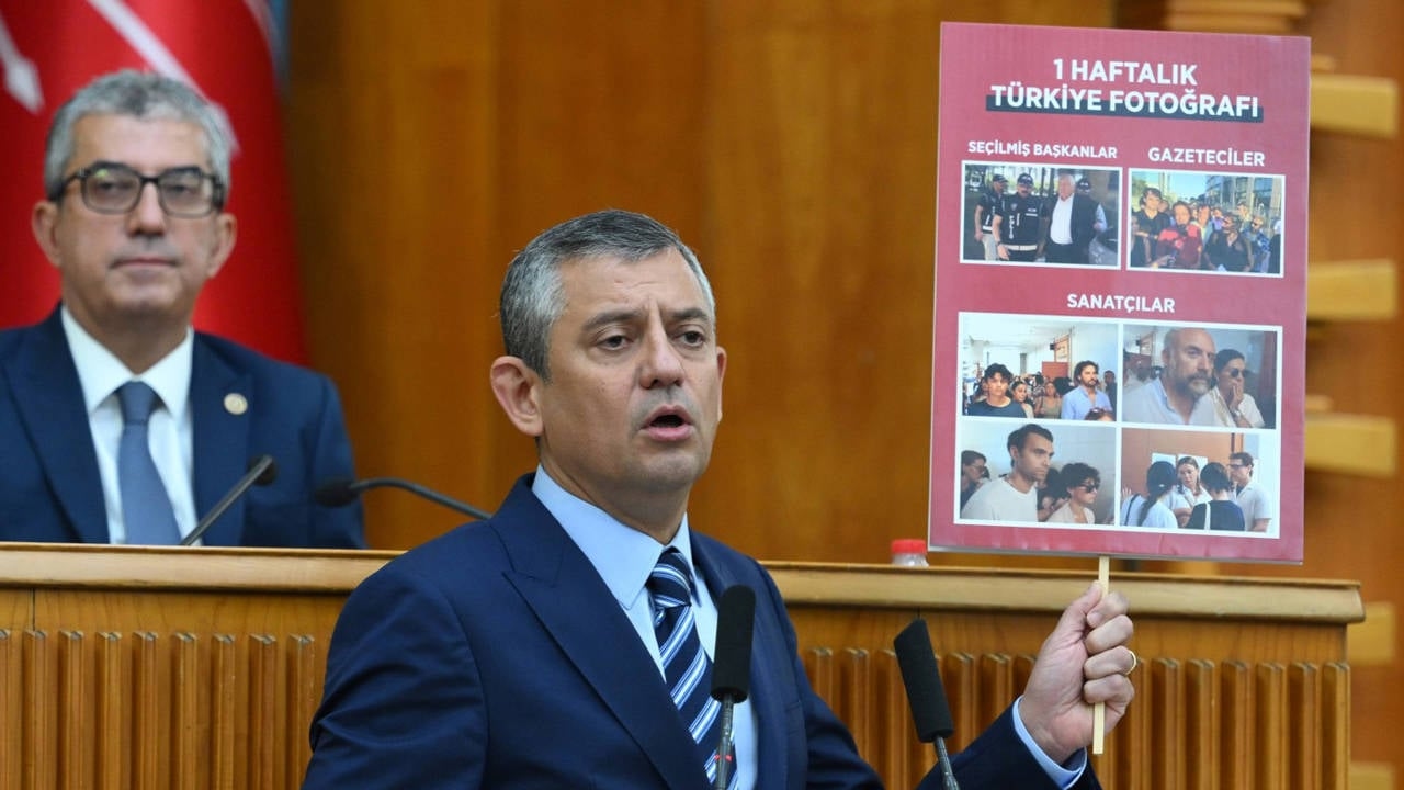 Seni orada oturtmayız