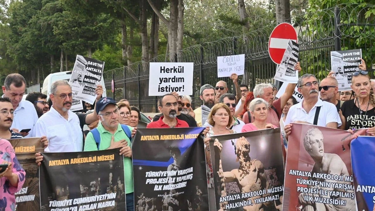 Czuwanie muzeum przeciwko decyzji o rozbiórce