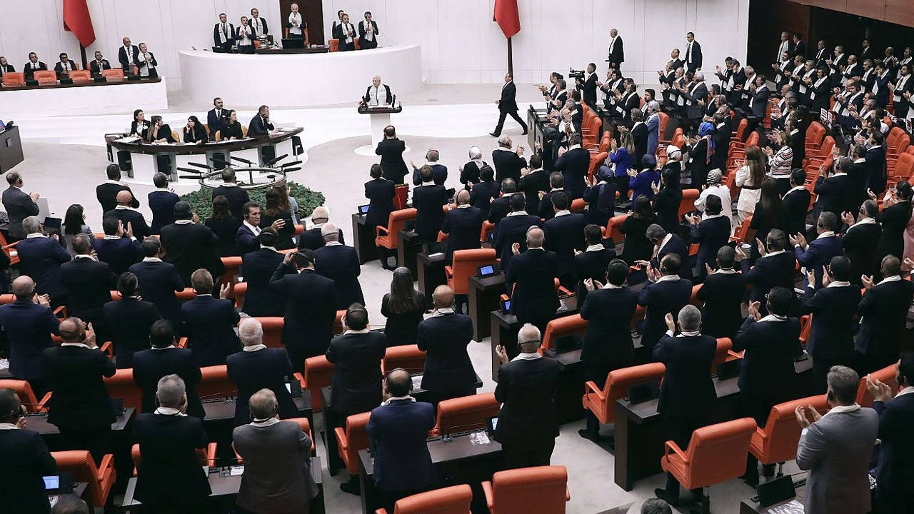Moción al Parlamento sobre diplomas falsos