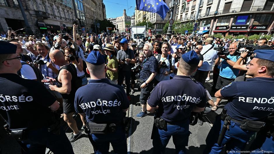 Budapeşte'deki Onur Yürüyüşü'nde on binlerce kişi