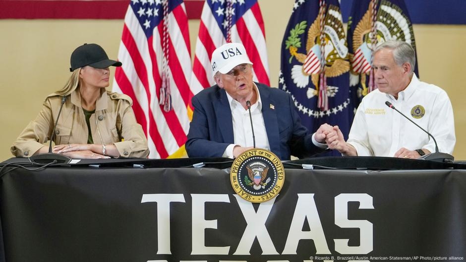 Trump visita zona inundada en Texas - Noticias compactas: Lo más importante en breve