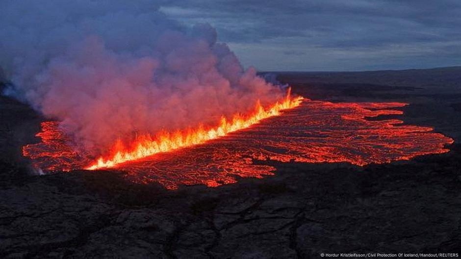 Volcanic eruption in Iceland - holidaymakers brought to safety