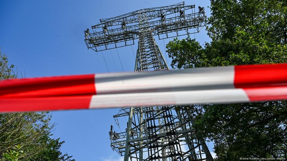 Attacco incendiario su una linea elettrica ad alta tensione a Berlino