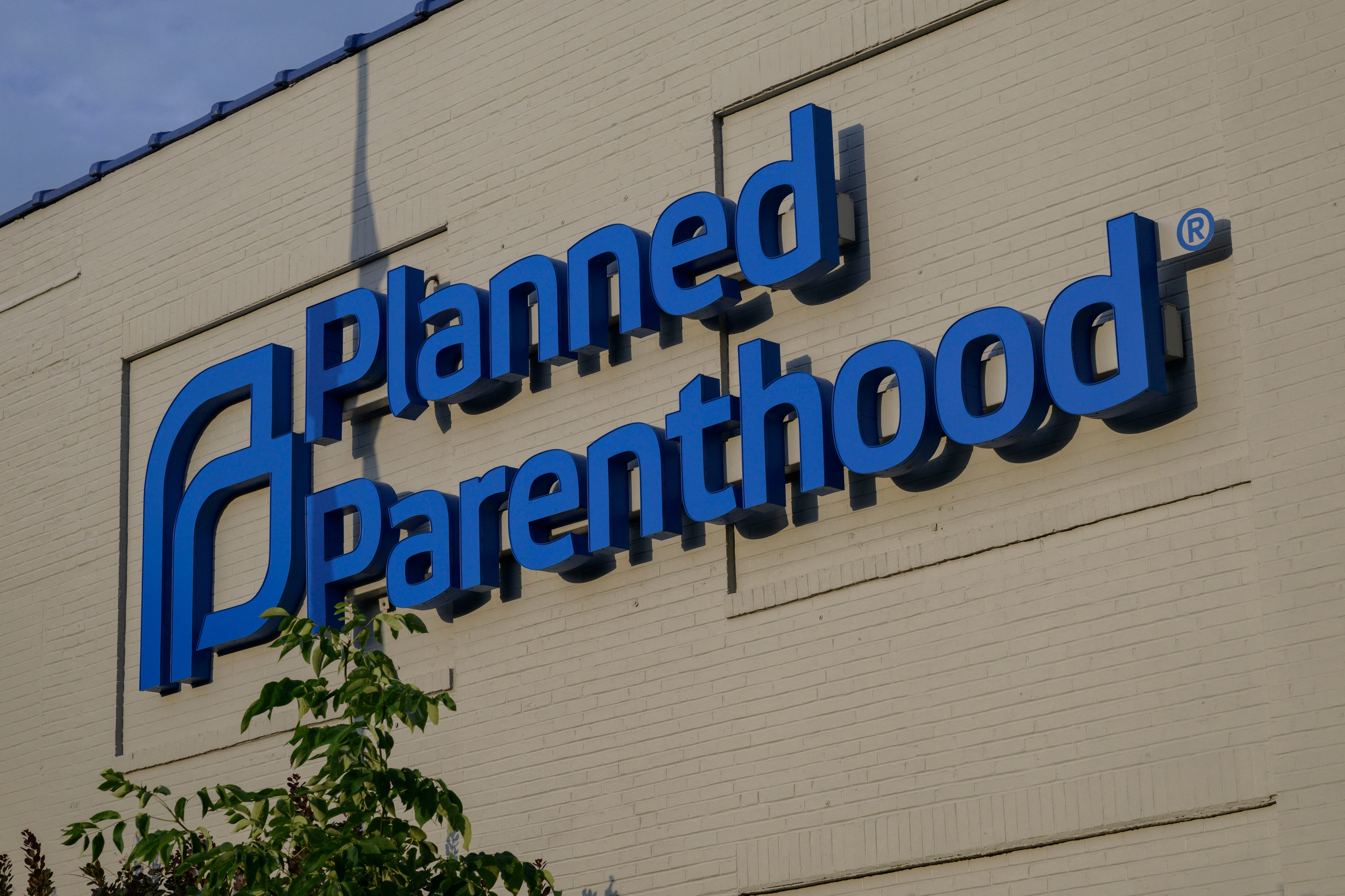 Un juez federal suspende la medida de la administración Trump para desfinanciar a Planned Parenthood
