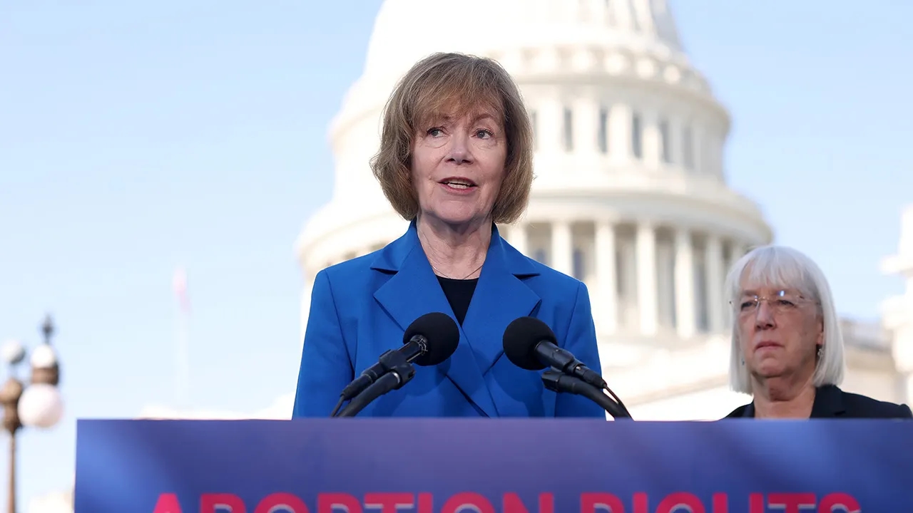 La senatrice del Minnesota Tina Smith è stata ricoverata in ospedale dopo non essersi sentita bene al Campidoglio.