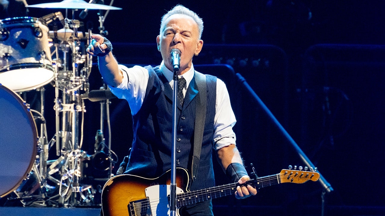 Bruce Springsteen ignores question about Trump feud while signing autographs: video