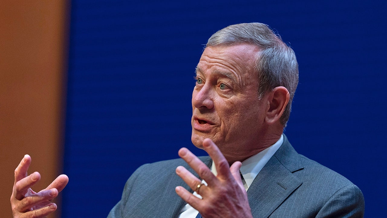 O presidente do Supremo Tribunal, Roberts, alerta sobre a retórica perigosa dirigida aos juízes por políticos