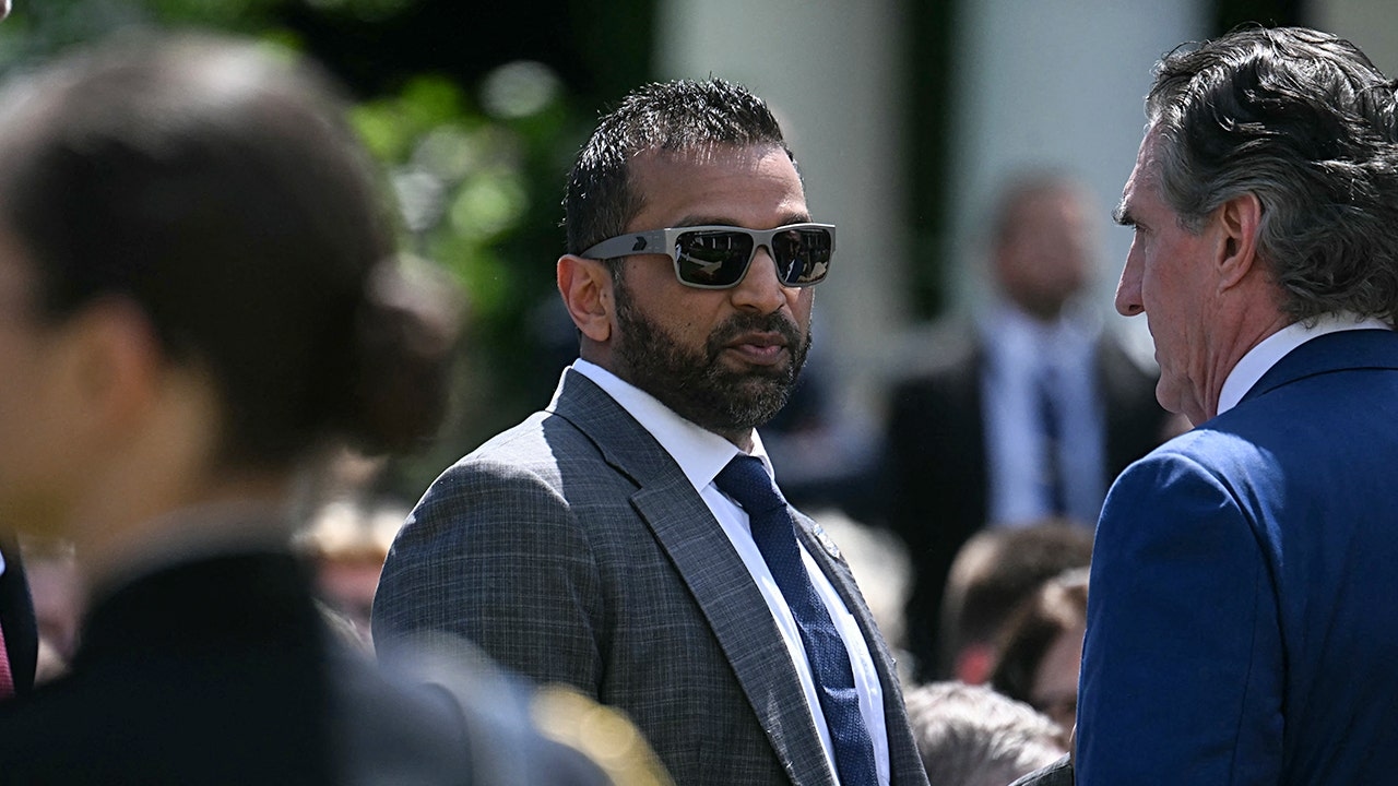 Kash Patel attacca le "teorie del complotto" sulla faida di Bondi nel mezzo del furore del MAGA sui file di Epstein