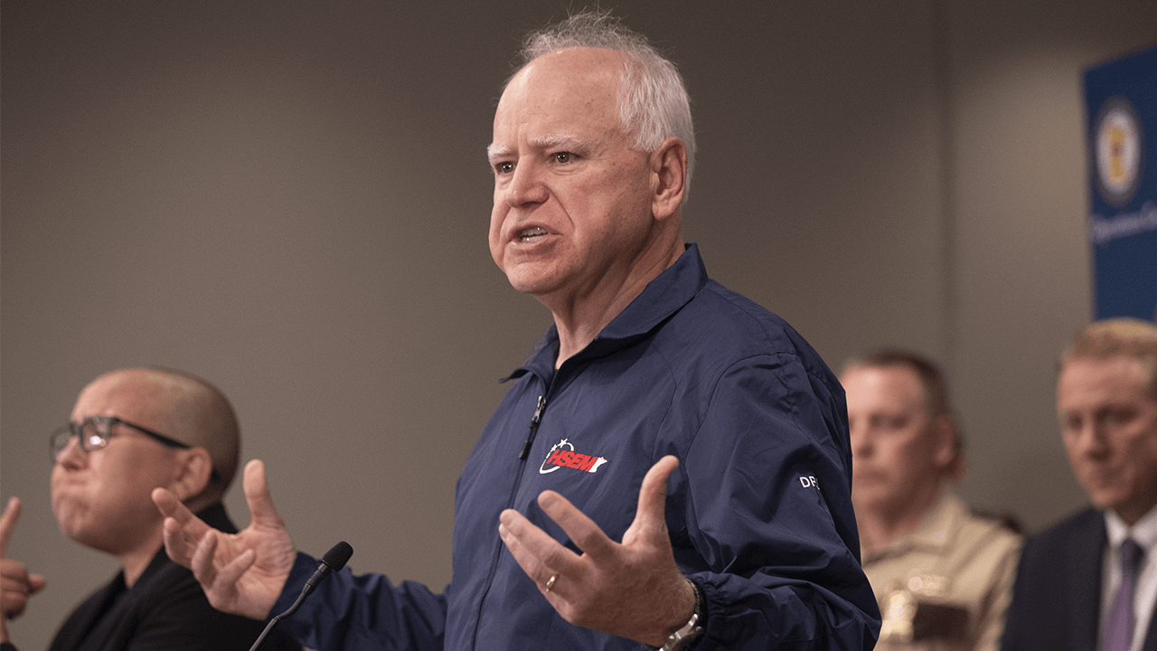 Tim Walz wird scharf kritisiert, weil er den Steuerzahlern von Minnesota 430.000 Dollar für die juristische Vorbereitung vor der Anhörung im US-Repräsentantenhaus gekostet hat.